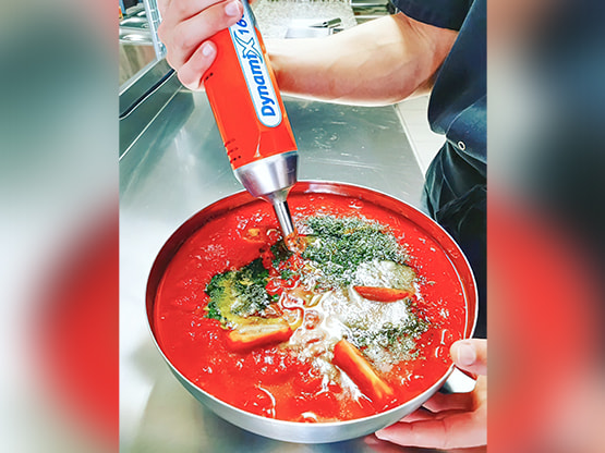 Mixage de la sauce tomate